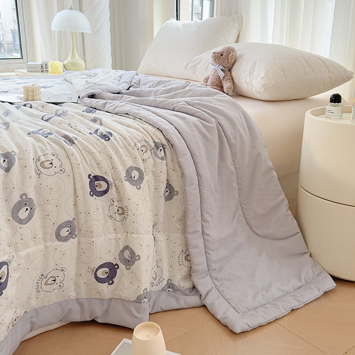 91家纺网 家纺一手货源 找家纺 西域种棉人·千百笠 2025新款A类新疆棉花夏凉被加宽包边水洗棉卡通印花吸湿透气棉花夏被空调被 凌香 小熊