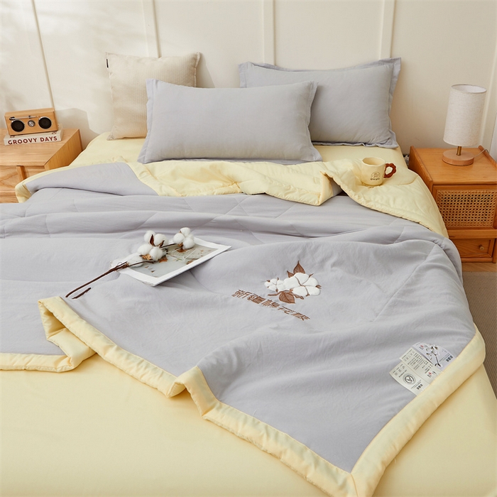 91家纺网 家纺一手货源 找家纺 西域种棉人·千百笠 2025新款A类100%新疆棉花夏凉被纯棉全棉填充毛巾绣绣花纯色双拼原棉空调被夏被 云暖-云雾灰