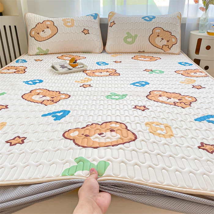 91家纺网 家纺一手货源 找家纺 布卢姆床垫 2025新款5mmA类乳胶凉席床笠套件夏被组合 字母小熊