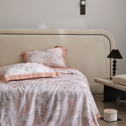 91家纺网 家纺一手货源 找家纺 薏思家纺 2025新款50支莱赛尔天丝数码印花夏被四件套（礼盒包装） 淡雅年华