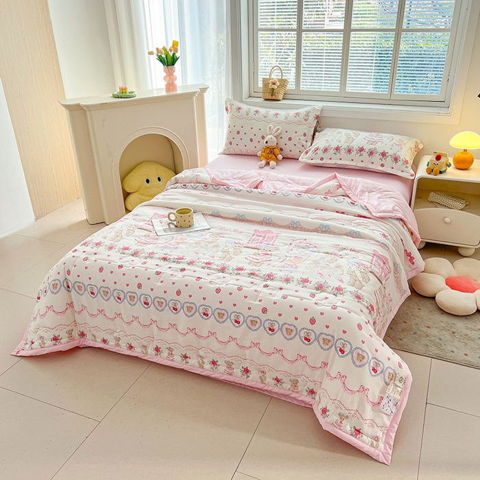 91家纺网 家纺一手货源 找家纺 西域种棉人·千百笠 2025新款A类新疆棉花夏凉被加宽包边水洗棉卡通印花吸湿透气棉花夏被空调被 凌香 泰迪熊