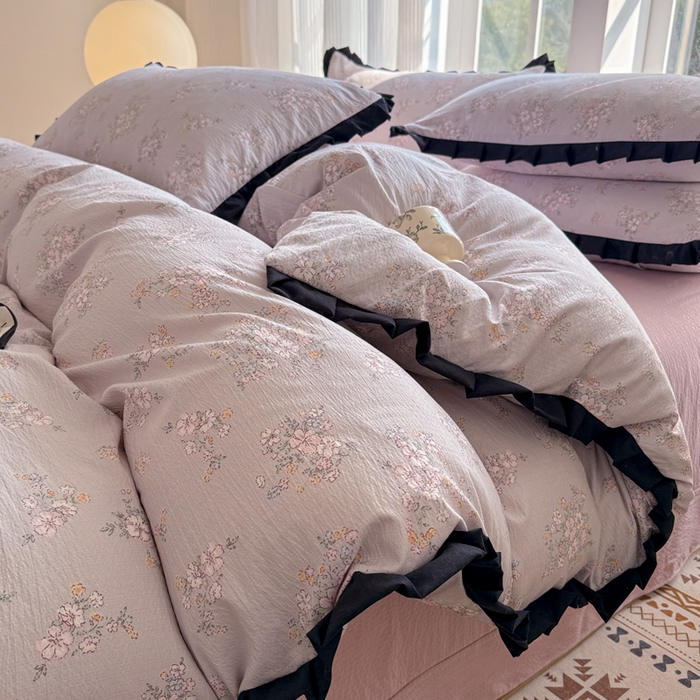 91家纺网 家纺一手货源 找家纺 2025新款黑花边有氧云感m提花针织水洗m双层纱四件套 秘密花园