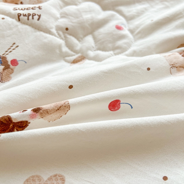 91家纺网 家纺一手货源 找家纺 西域种棉人·千百笠 2025新款A类新疆棉花夏凉被加宽包边水洗棉卡通印花吸湿透气棉花夏被空调被 凌香 樱桃狗