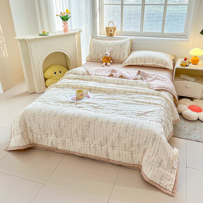 91家纺网 家纺一手货源 找家纺 西域种棉人·千百笠 2025新款A类新疆棉花夏凉被加宽包边水洗棉卡通印花吸湿透气棉花夏被空调被 凌香 紫藤花