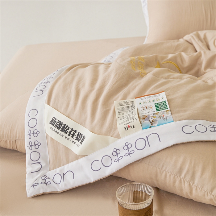 91家纺网 家纺一手货源 找家纺 西域种棉人·千百笠 2025新款A类100%新疆棉花夏凉被纯棉全棉填充毛巾绣绣花纯色双拼原棉空调被夏被 千寻卡其