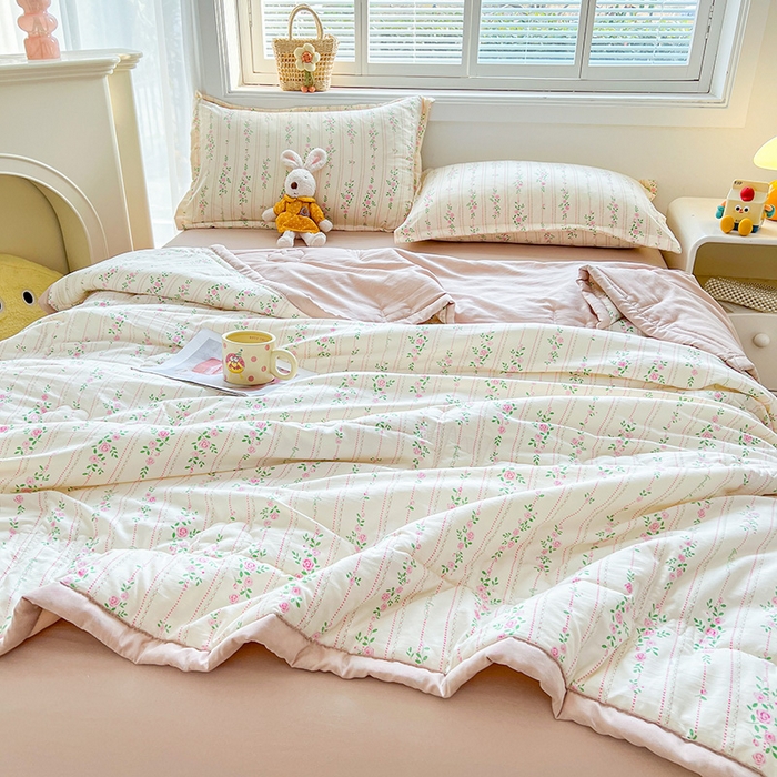 91家纺网 家纺一手货源 找家纺 西域种棉人·千百笠 2025新款A类新疆棉花夏凉被加宽包边水洗棉卡通印花吸湿透气棉花夏被空调被 凌香 紫藤花