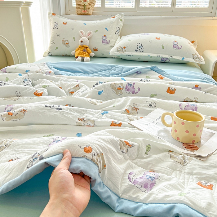 91家纺网 家纺一手货源 找家纺 西域种棉人·千百笠 2025新款A类新疆棉花夏凉被加宽包边水洗棉卡通印花吸湿透气棉花夏被空调被 凌香 许愿猫