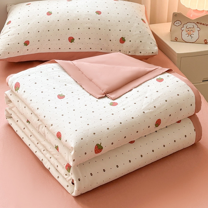 91家纺网 家纺一手货源 找家纺 金喜 2025新款小清新风格有氧针织双层纱大豆被夏被四件套 草莓物语