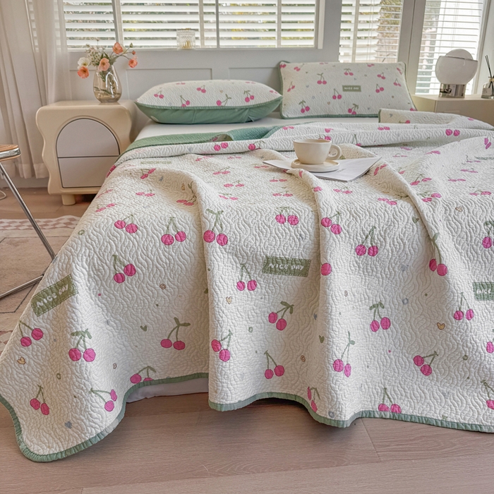 91家纺网 家纺一手货源 找家纺 宜梦家居【需要买家秀请联系老板】 2025新款双面纯棉夹层新疆棉花高温砂洗全棉床盖 美味樱桃