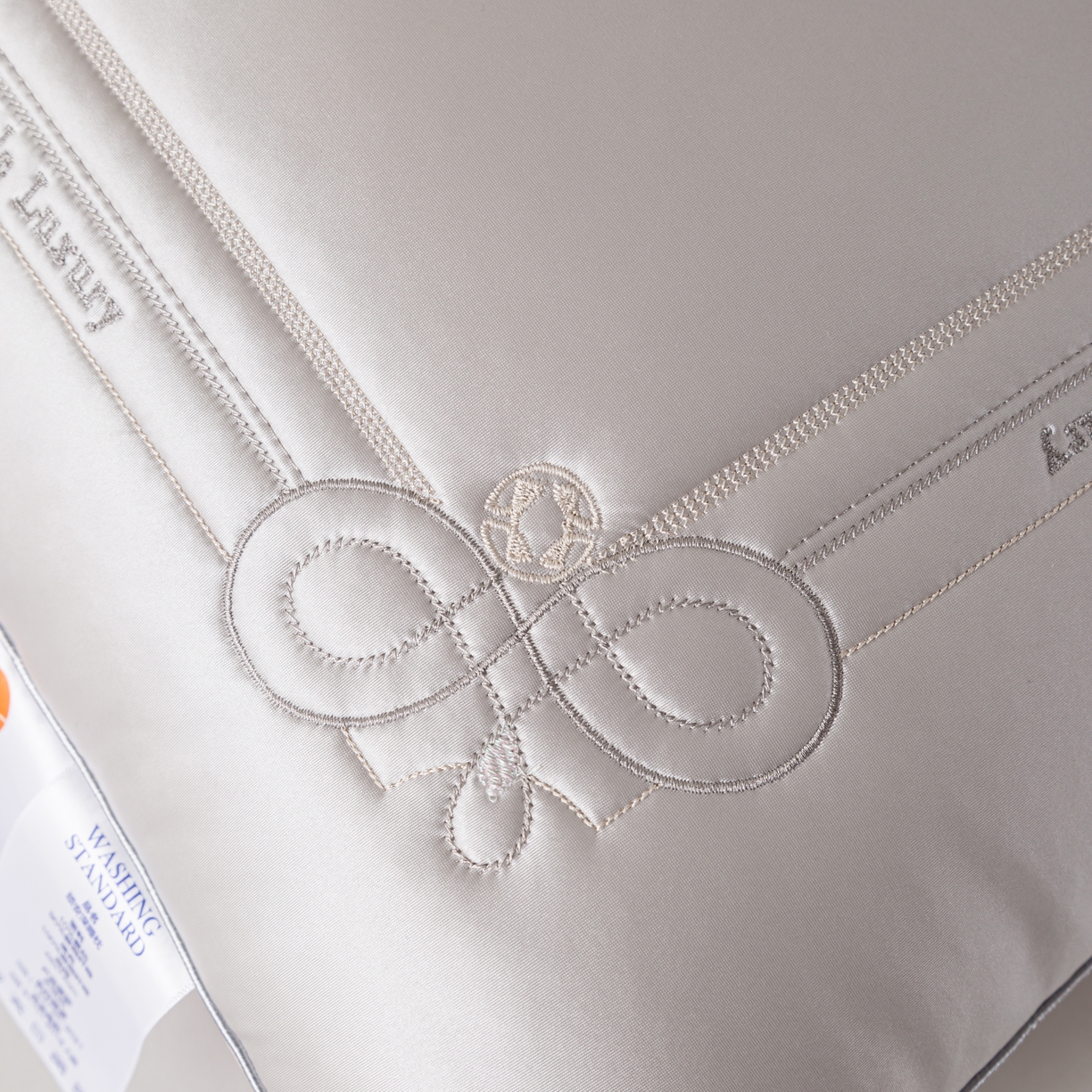 91家纺网 家纺一手货源 找家纺 贤内助家纺 2025新款传世之禧婚庆羽丝枕头枕芯保健枕护肩枕 银灰