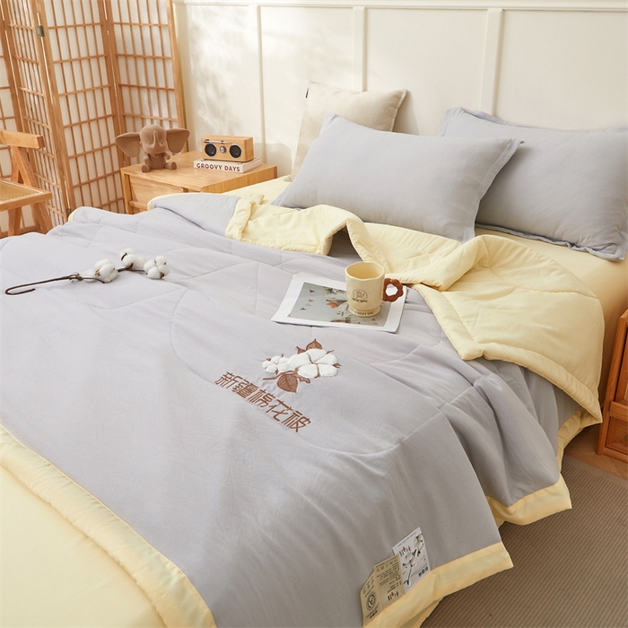 91家纺网 家纺一手货源 找家纺 西域种棉人·千百笠 2025新款A类100%新疆棉花夏凉被纯棉全棉填充毛巾绣绣花纯色双拼原棉空调被夏被 云暖-云雾灰