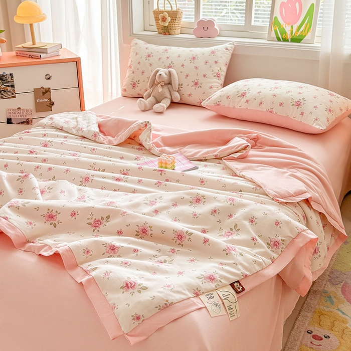 91家纺网 家纺一手货源 找家纺 金喜 2025新款小清新风格有氧针织双层纱大豆被夏被四件套 半亩花田