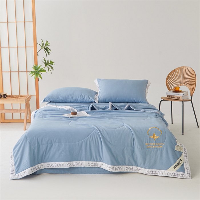 91家纺网 家纺一手货源 找家纺 西域种棉人·千百笠 2025新款A类100%新疆棉花夏凉被纯棉全棉填充毛巾绣绣花纯色双拼原棉空调被夏被 千寻晴空蓝