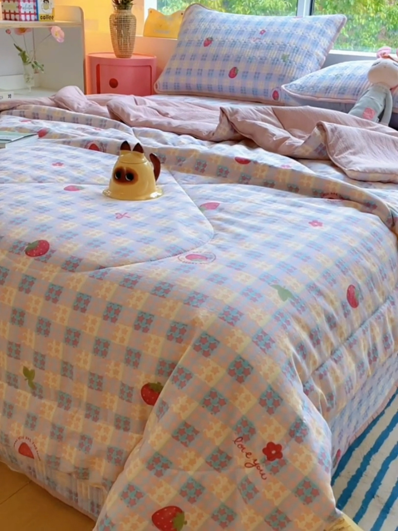 91家纺网 家纺一手货源 找家纺 老帅的工厂店 2025新款a类云感双层纱7a抗菌夏被床盖四件套 草莓格