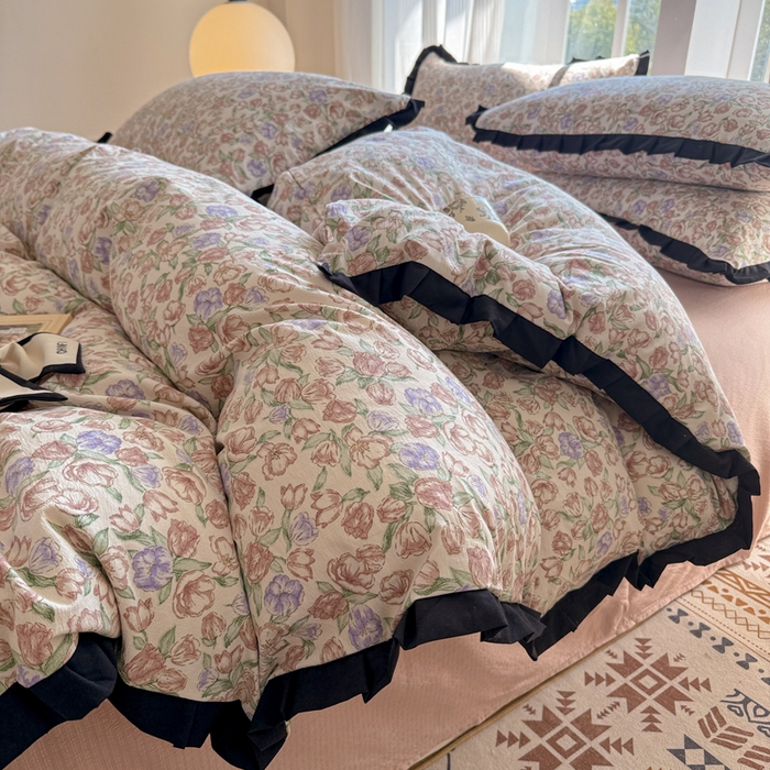 91家纺网 家纺一手货源 找家纺 2025新款黑花边有氧云感m提花针织水洗m双层纱四件套 时光里