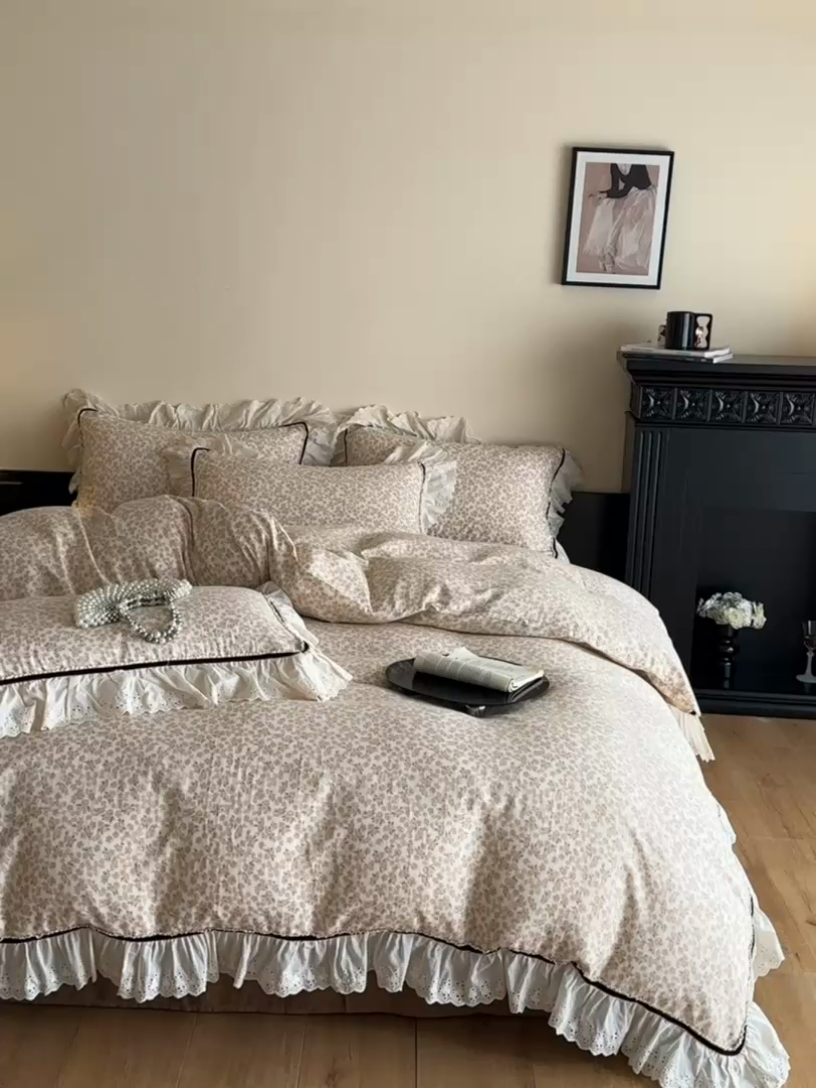 91家纺网 家纺一手货源 找家纺 蓝邻家纺 2025春夏新款全棉纯棉复古双层纱花边织带款四件套 秋之寄语