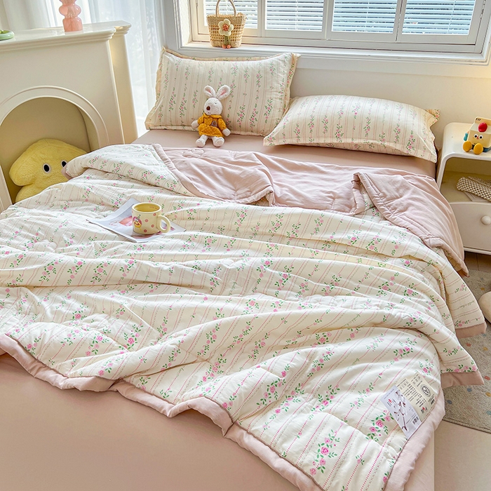 91家纺网 家纺一手货源 找家纺 西域种棉人·千百笠 2025新款A类新疆棉花夏凉被加宽包边水洗棉卡通印花吸湿透气棉花夏被空调被 凌香 紫藤花