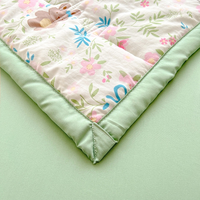 91家纺网 家纺一手货源 找家纺 西域种棉人·千百笠 2025新款A类新疆棉花夏凉被加宽包边水洗棉卡通印花吸湿透气棉花夏被空调被 凌香 躲猫猫