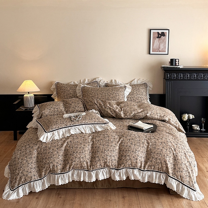 91家纺网 家纺一手货源 找家纺 蓝邻家纺 2025春夏新款全棉纯棉复古双层纱花边织带款四件套 漫步花丛