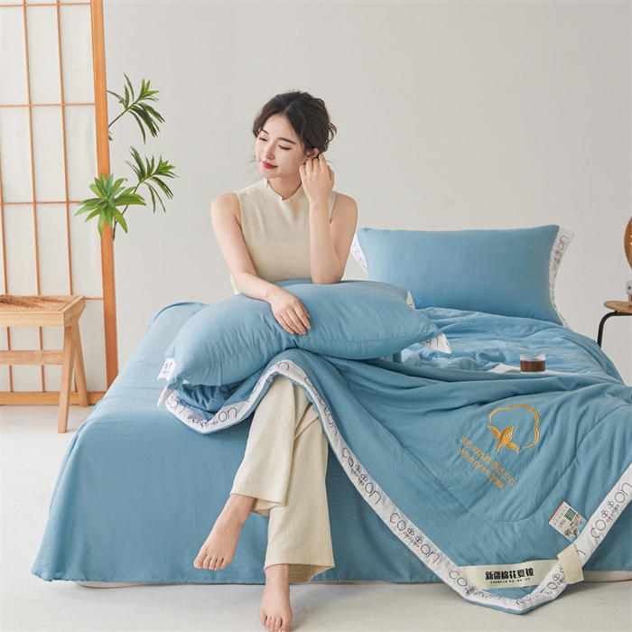 91家纺网 家纺一手货源 找家纺 西域种棉人·千百笠 2025新款A类100%新疆棉花夏凉被纯棉全棉填充毛巾绣绣花纯色双拼原棉空调被夏被 千寻牛仔蓝