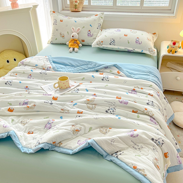 91家纺网 家纺一手货源 找家纺 西域种棉人·千百笠 2025新款A类新疆棉花夏凉被加宽包边水洗棉卡通印花吸湿透气棉花夏被空调被 凌香 许愿猫