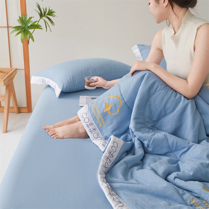 91家纺网 家纺一手货源 找家纺 西域种棉人·千百笠 2025新款A类100%新疆棉花夏凉被纯棉全棉填充毛巾绣绣花纯色双拼原棉空调被夏被 千寻晴空蓝