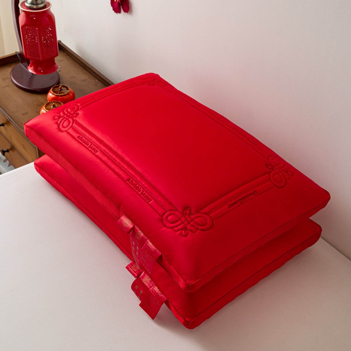 91家纺网 家纺一手货源 找家纺 贤内助家纺 2025新款传世之禧婚庆羽丝枕头枕芯保健枕护肩枕 大红