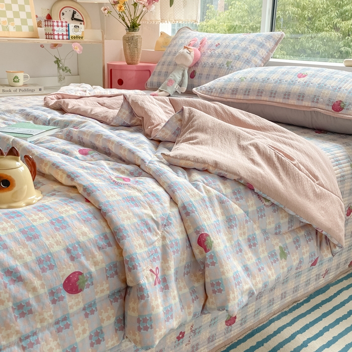 91家纺网 家纺一手货源 找家纺 老帅的工厂店 2025新款a类云感双层纱7a抗菌夏被床盖四件套 草莓格