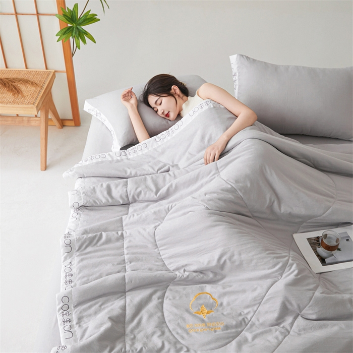 91家纺网 家纺一手货源 找家纺 西域种棉人·千百笠 2025新款A类100%新疆棉花夏凉被纯棉全棉填充毛巾绣绣花纯色双拼原棉空调被夏被 千寻星光灰