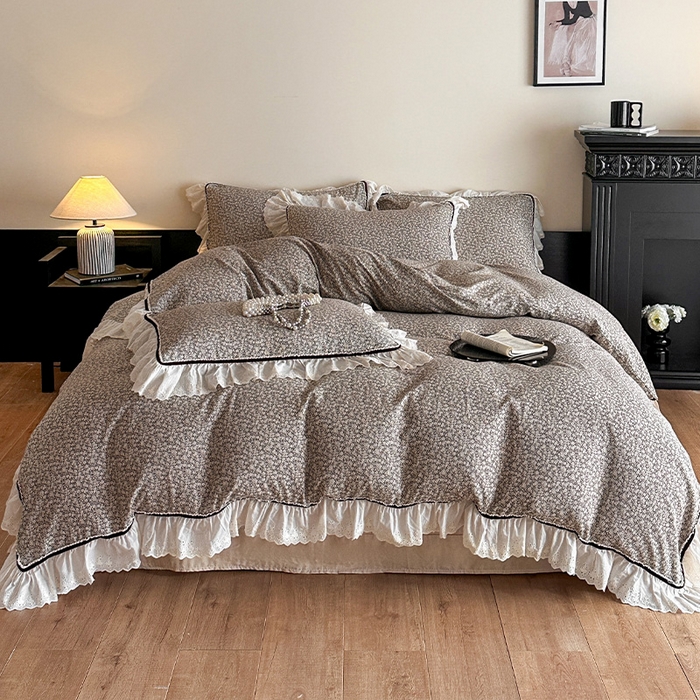 91家纺网 家纺一手货源 找家纺 蓝邻家纺 2025春夏新款全棉纯棉复古双层纱花边织带款四件套 莱茵茶桂