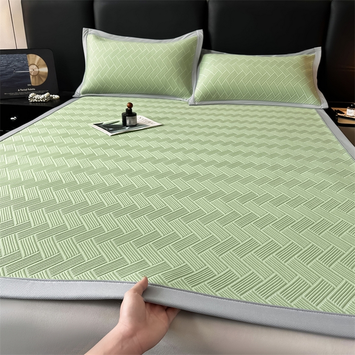 91家纺网 家纺一手货源 找家纺 雯豆家纺 2025夏季新款PE中分子凉感凉席三件套冰丝凉感席子纯色素色成人平铺绑带款 简尚-千草绿