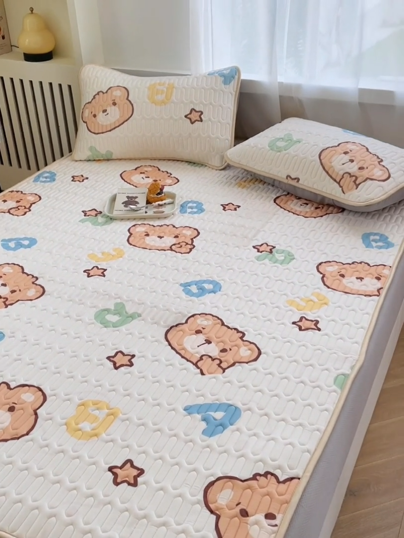 91家纺网 家纺一手货源 找家纺 布卢姆床垫 2025新款5mmA类乳胶凉席床笠套件夏被组合 字母小熊