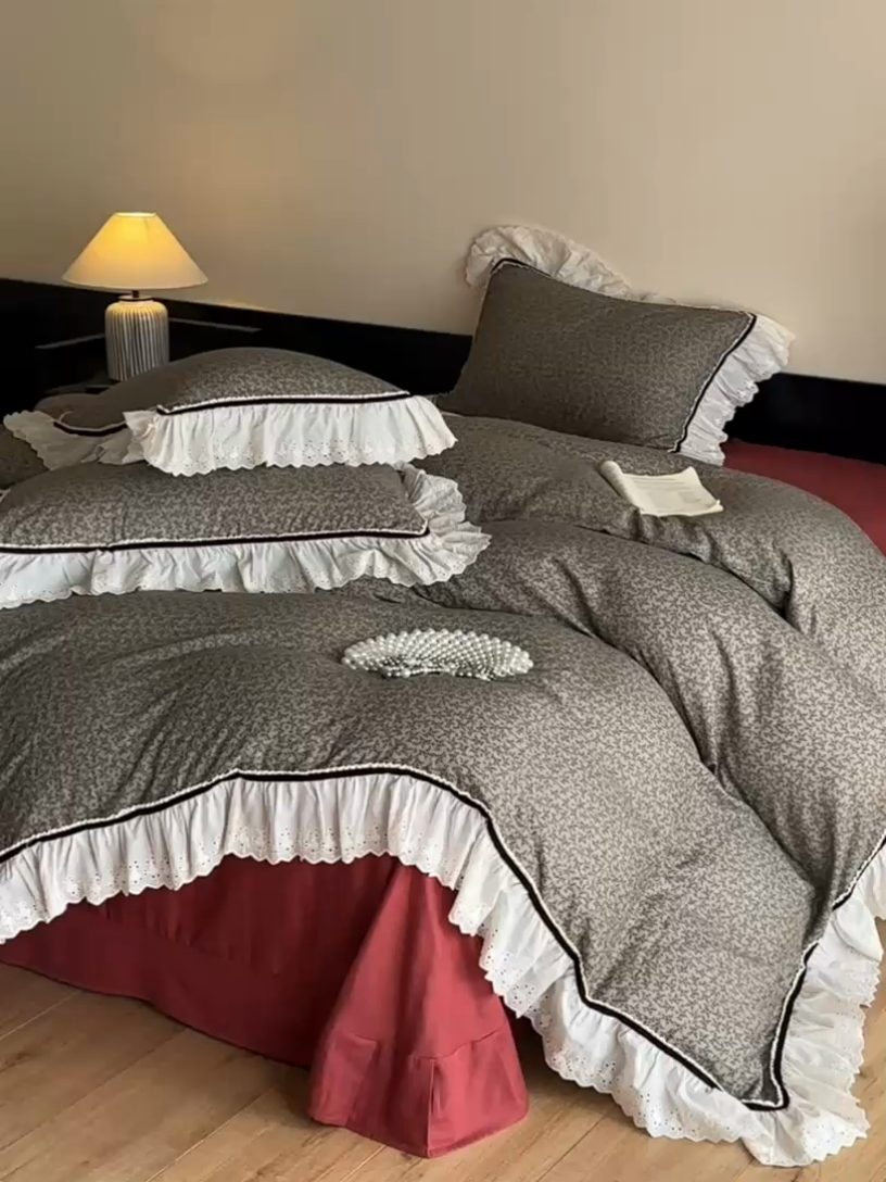 91家纺网 家纺一手货源 找家纺 蓝邻家纺 2025春夏新款全棉纯棉复古双层纱花边织带款四件套 春风细叶