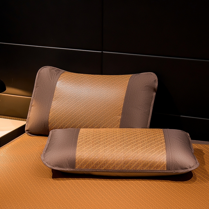 91家纺网 家纺一手货源 找家纺 绒艺席业 2025新款艾草藤席冰丝双面席席子凉席 游泳小企鹅-斜条纹