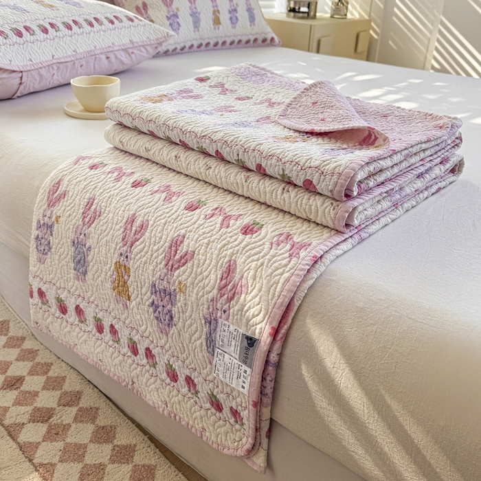 91家纺网 家纺一手货源 找家纺 宜梦家居【需要买家秀请联系老板】 2025新款双面纯棉夹层新疆棉花高温砂洗全棉床盖 踏春小兔