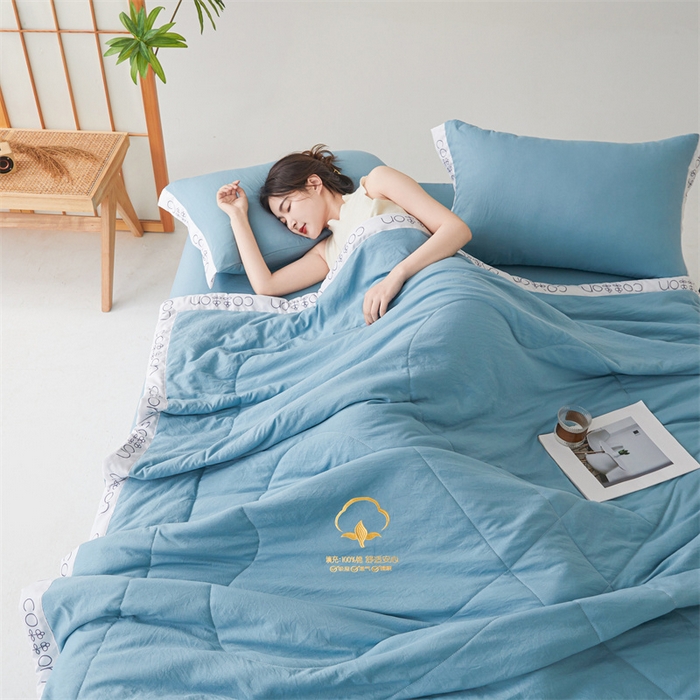 91家纺网 家纺一手货源 找家纺 西域种棉人·千百笠 2025新款A类100%新疆棉花夏凉被纯棉全棉填充毛巾绣绣花纯色双拼原棉空调被夏被 千寻牛仔蓝