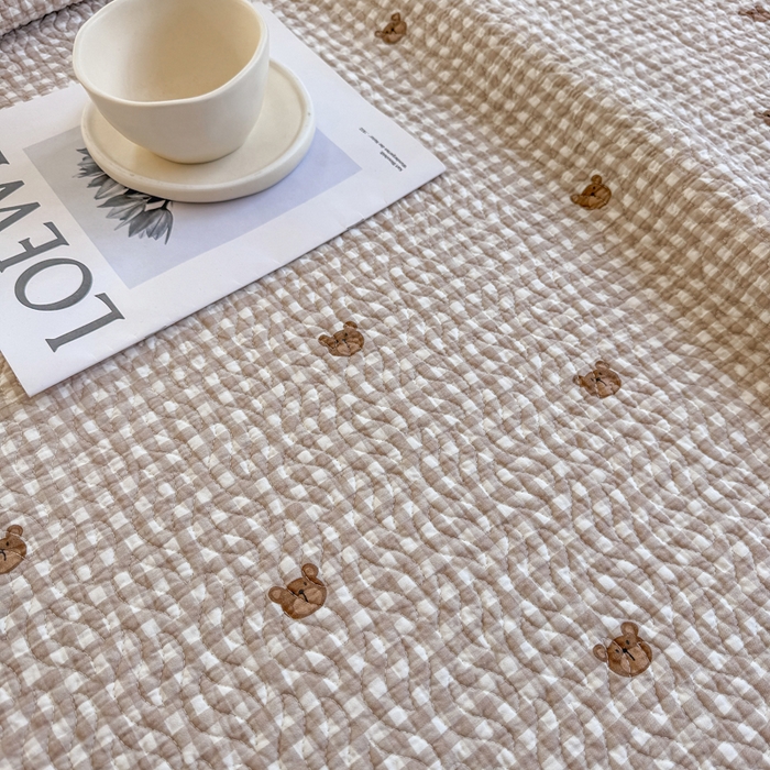 91家纺网 家纺一手货源 找家纺 宜梦家居【需要买家秀请联系老板】 2025新款双面纯棉夹层新疆棉花高温砂洗全棉床盖 呆萌熊咖