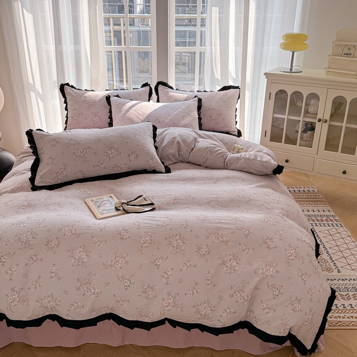 91家纺网 家纺一手货源 找家纺 2025新款黑花边有氧云感m提花针织水洗m双层纱四件套 秘密花园