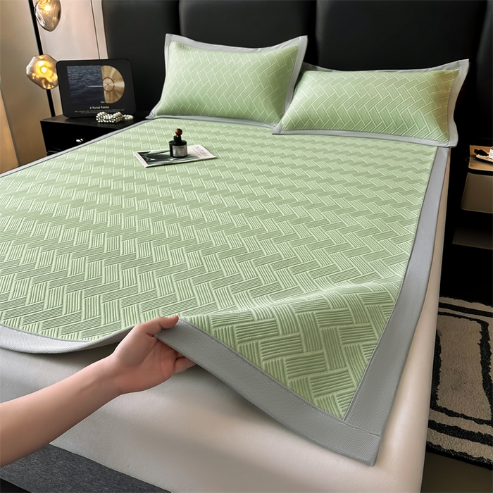 91家纺网 家纺一手货源 找家纺 雯豆家纺 2025夏季新款PE中分子凉感凉席三件套冰丝凉感席子纯色素色成人平铺绑带款 简尚-千草绿