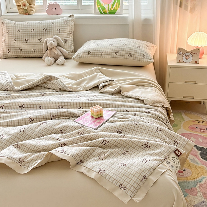 91家纺网 家纺一手货源 找家纺 金喜 2025新款小清新风格有氧针织双层纱大豆被夏被四件套 蝴蝶结