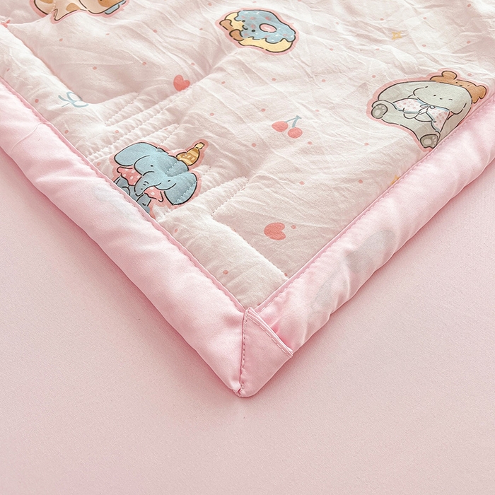 91家纺网 家纺一手货源 找家纺 西域种棉人·千百笠 2025新款A类新疆棉花夏凉被加宽包边水洗棉卡通印花吸湿透气棉花夏被空调被 凌香 淘气狗