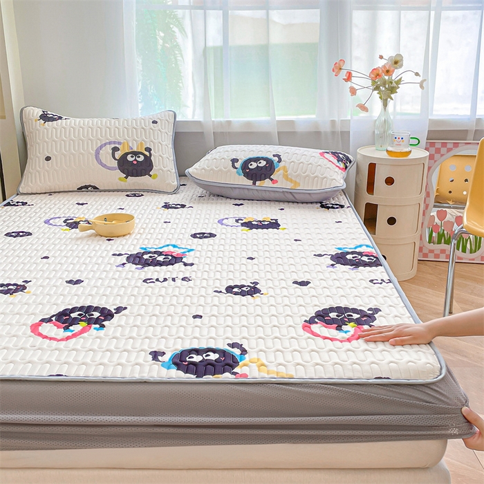 91家纺网 家纺一手货源 找家纺 布卢姆床垫 2025新款5mmA类乳胶凉席床笠套件夏被组合 可爱煤球