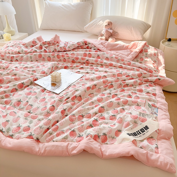 91家纺网 家纺一手货源 找家纺 西域种棉人·千百笠 2025新款A类新疆棉花夏凉被加宽包边水洗棉卡通印花吸湿透气棉花夏被空调被 凌香 草莓