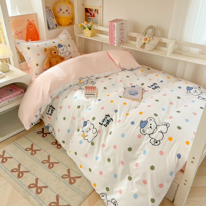 91家纺网 家纺一手货源 找家纺 悦织湾家纺 2025新款印花学生宿舍亲肤芦荟棉三件套单双人四件套轻奢印花磨毛床上用品 彩点小熊