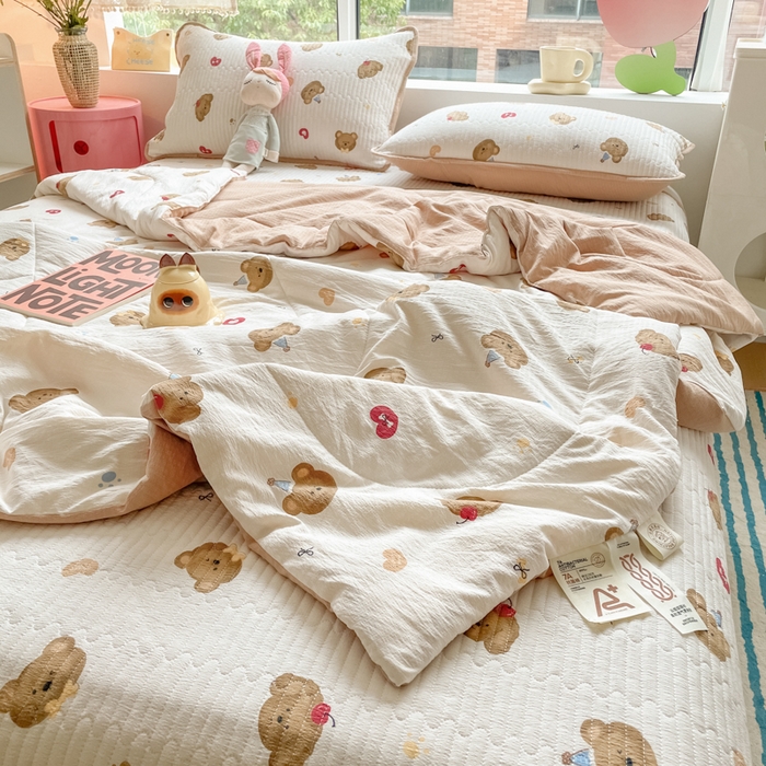 91家纺网 家纺一手货源 找家纺 老帅的工厂店 2025新款a类云感双层纱7a抗菌夏被床盖四件套 快乐小熊