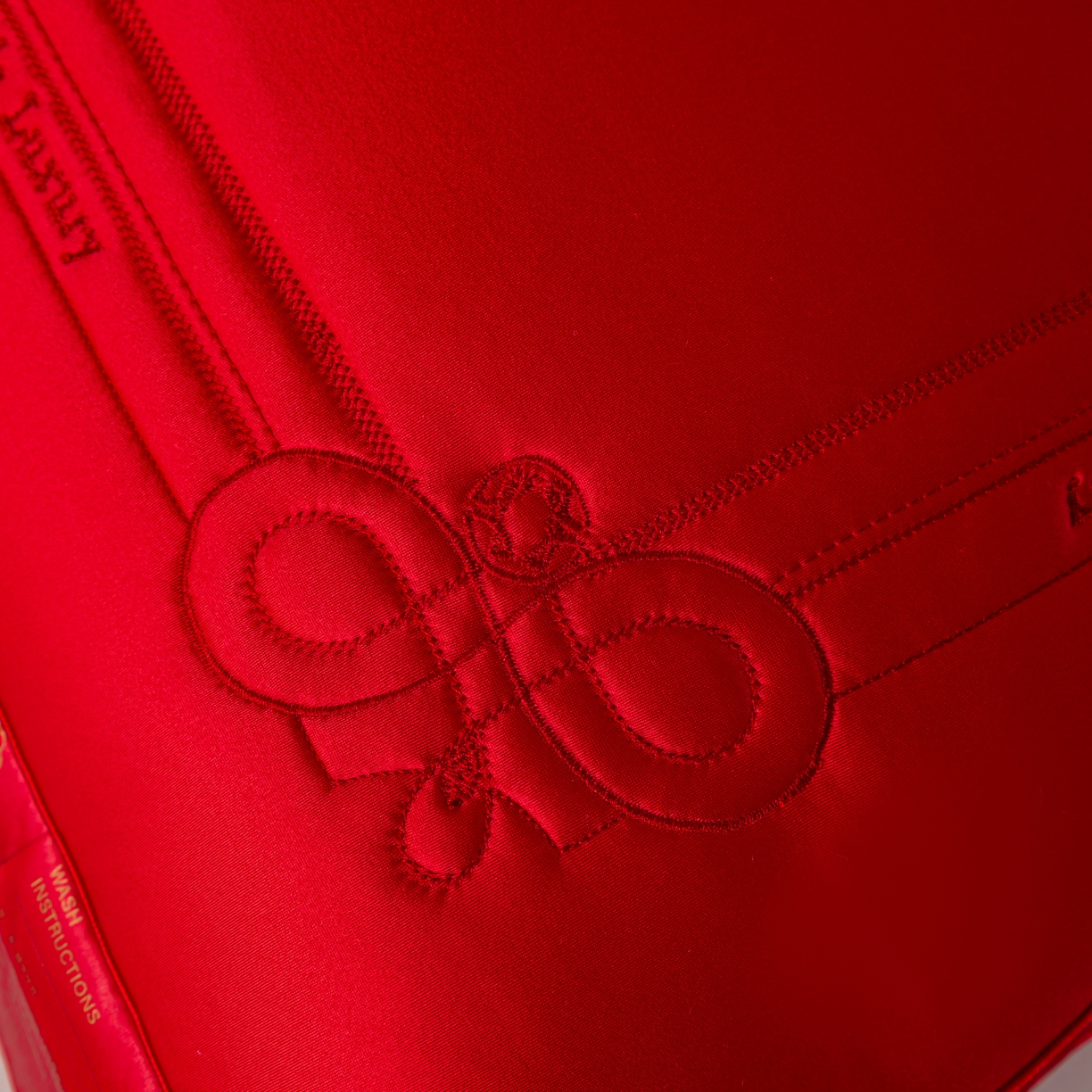 91家纺网 家纺一手货源 找家纺 贤内助家纺 2025新款传世之禧婚庆羽丝枕头枕芯保健枕护肩枕 大红