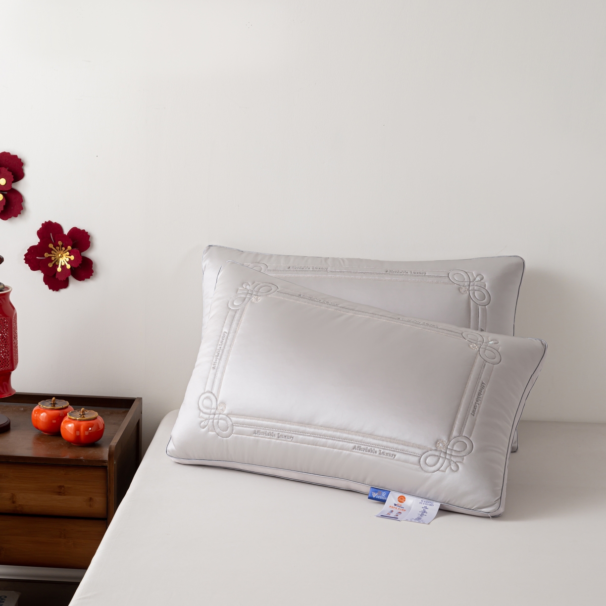91家纺网 家纺一手货源 找家纺 贤内助家纺 2025新款传世之禧婚庆羽丝枕头枕芯保健枕护肩枕 银灰
