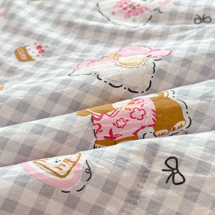 91家纺网 家纺一手货源 找家纺 西域种棉人·千百笠 2025新款A类新疆棉花夏凉被加宽包边水洗棉卡通印花吸湿透气棉花夏被空调被 凌香 童趣