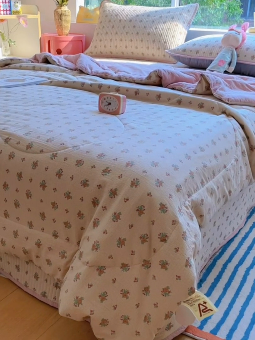 91家纺网 家纺一手货源 找家纺 老帅的工厂店 2025新款a类云感双层纱7a抗菌夏被床盖四件套 兔兔密语