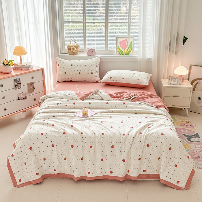 91家纺网 家纺一手货源 找家纺 金喜 2025新款小清新风格有氧针织双层纱大豆被夏被四件套 草莓物语